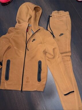 Men’s Nike tech
